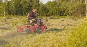 МинитракторМТ-110 С ГРАБЛЯМИ ВОРОШИЛКАМИ.
СУШИМ СЕНО. Видео от нашего покупателя Михаила.