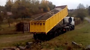 Просто взял и перевернулся Самосвал