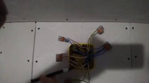 Предварительный монтаж электрической распределительной коробки.