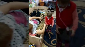 Дочка лечит маму...