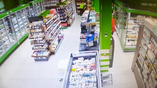 срочно смотрите. как будто они дома. пол магазина вынесли цыгане! смотреть онлайн