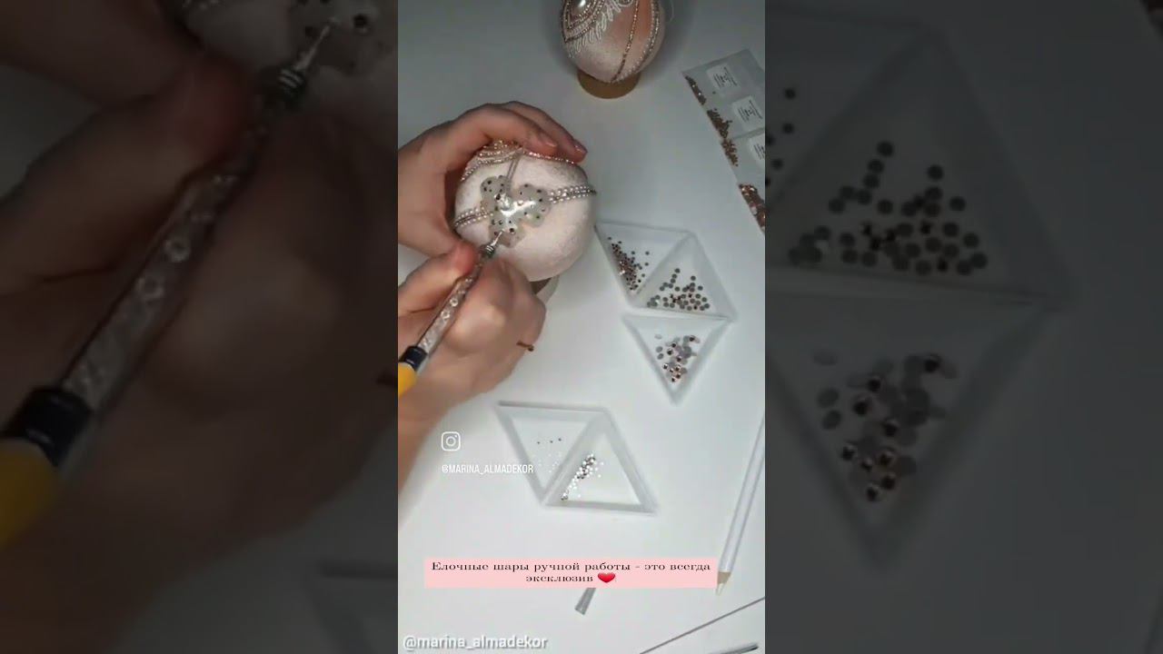 Процесс создания елочных шаров #новогоднеенастроение #новогодниеигрушки #новогоднийстол #елочныешары смотреть онлайн