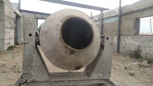 Огромная старая  бетономешалка. ??
