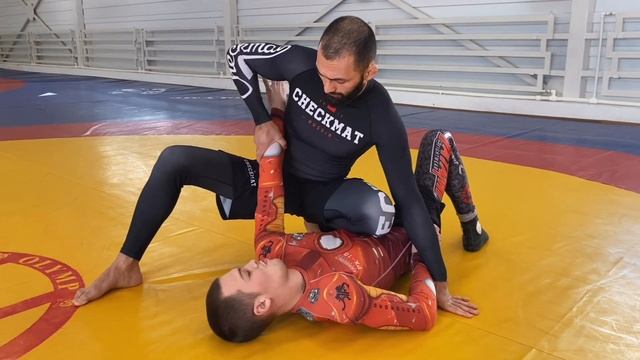 Рычаг локтя из бокового удержания. Armbar from side control + baseball choke смотреть онлайн