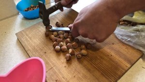 Как чистить фундук