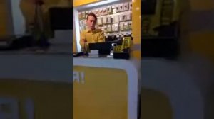 Психованный продавец салона сотовой связи