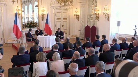 Президент Чехии выступил за отмену санкций в отношении России