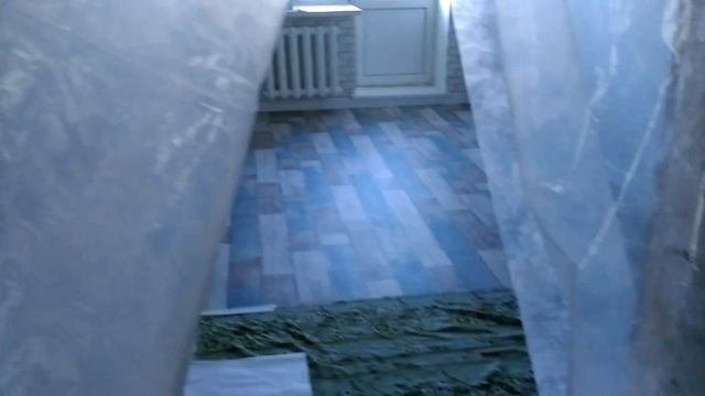 Сидим дома. Чем заняться на карантине? #клеим_обои #стелим_линолеум Ремонт в трёшке(часть 7.)