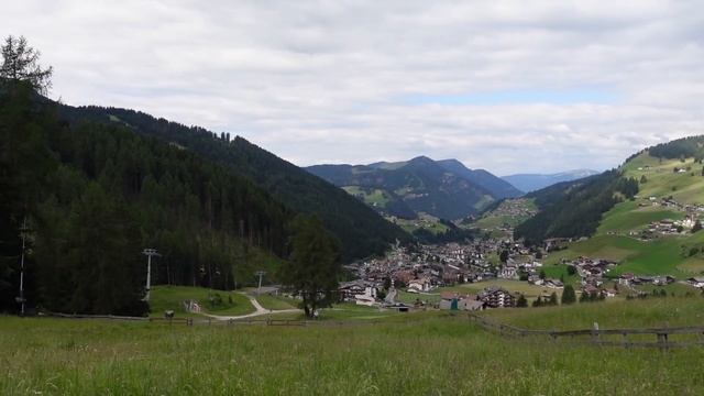 Hiking in Selva Val Gardena - the Dolomite Mountains, Northern Italy смотреть онлайн