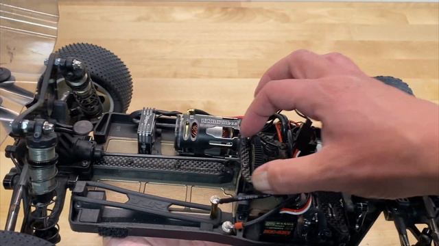 Best 4wd buggy? - Xray XB4 / Team Associated B74.1 / TLR 22X-4 / Schumacher CAT L1 EVO смотреть онлайн