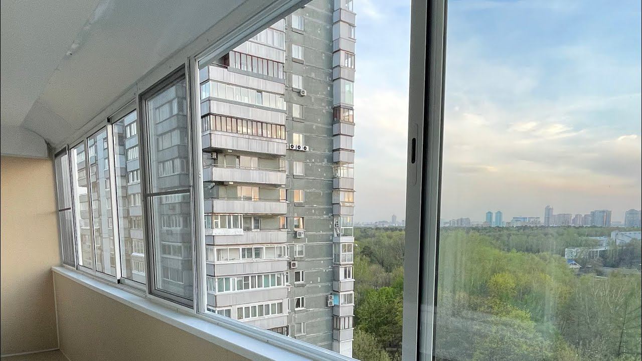 Остекление 12-ти метрового балкона раздвижными алюминиевыми окнами