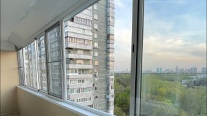 Остекление 12-ти метрового балкона раздвижными алюминиевыми окнами