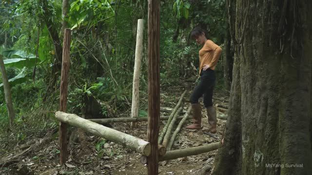 Несмотря на дождь, строительство деревянного убежища в дикой природе смотреть онлайн