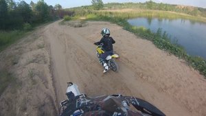 ребенок учится ездить на мотоцикле