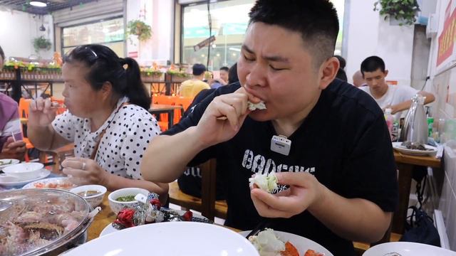 大胖挑战在太原夜市吃卤羊头！一颗30斤重咬下去软糯脱骨，直接抱着啃太过瘾了【都市陈大胖】 смотреть онлайн