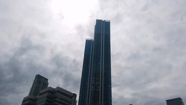 Some of London tallest skyscrapers and hidden park in canary wharf.. смотреть онлайн