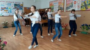танец школьниц
