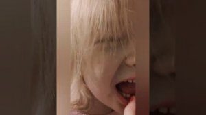 Девочка сама себе вырвала молочный зуб ?