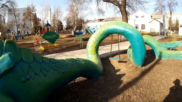 г Зеньков, прикольные скульптуры в детском парке "ФОРТ" смотреть онлайн