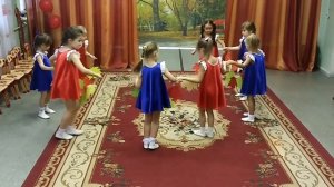 танец с осенними гирляндами