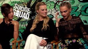 Кара Делевинь ущепнула за сасок Марго Робби и Karen Fukuhara