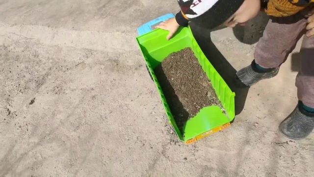 Mustafo kamaz ekskavator o'yinchoqlarini o'ynamoqda смотреть онлайн