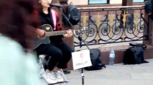 На Арбате играют музыку музыканты