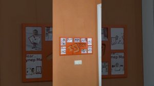 Как повесить рамку на крепления, не видя их