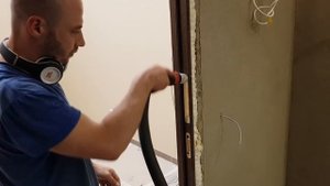 Врезка электронного замка в межкомнатную дверь.