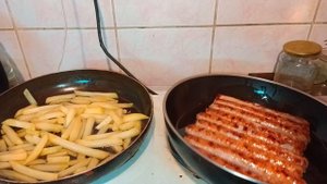 как пожарить мясные колбаски Черкизово с картофелем фри на сковороде