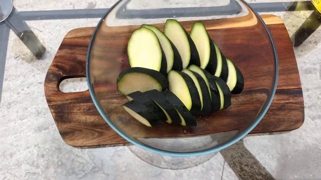 Свиная вырезка с цуккини и запеченным картофелем на гриле. Проще невозможно.