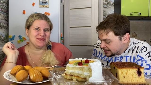 Объедаемся вкусным тортом ложками. Отвечаем на ваши вопросы ?#семьятарлавиных #мукбанг смотреть онлайн