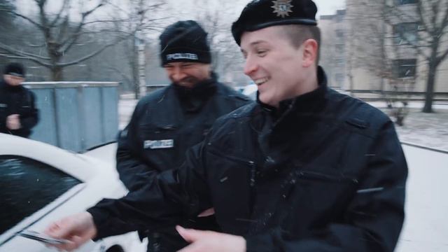 Hände hoch! Praktikum bei der Polizei Berlin! | Ein Aaron für alle Fälle! смотреть онлайн