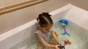 ЛАУРА и  МОРСКОЕ ПРИКЛЮЧЕНИЕ!!! Играем  в  ванной. Купаемся с  игрушками.