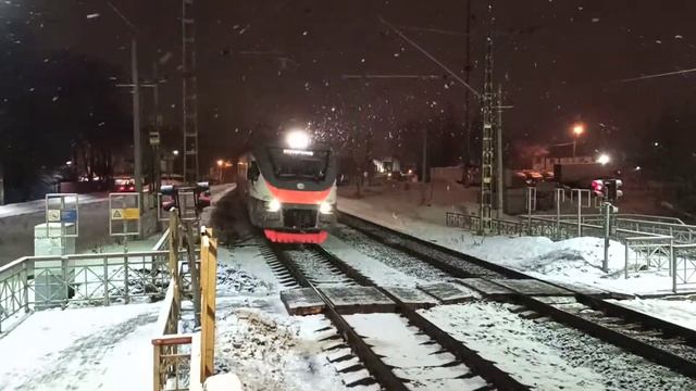 Вандалы разрисовали почти всю электричку|Прибывает электропоезд ЭП2д разрисованный граффити|МЦД D1 смотреть онлайн