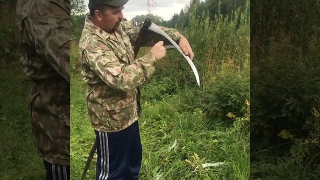 Заточка косы во время сенокоса. смотреть онлайн