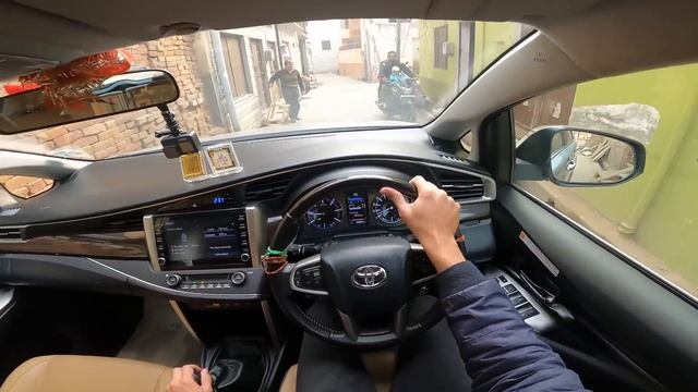 Innova को Market Streets me जहाज़ bana diya ?? Crazy Innova Driving in Heavy Market Traffic смотреть онлайн