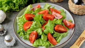 Салат с крабовым мясом и авокадо