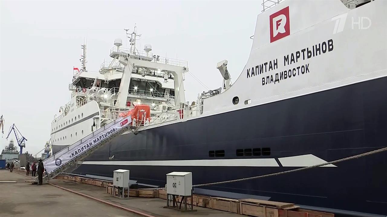 В Петербурге на большом морозильном траулере "Капитан Мартынов" подняли государственный флаг