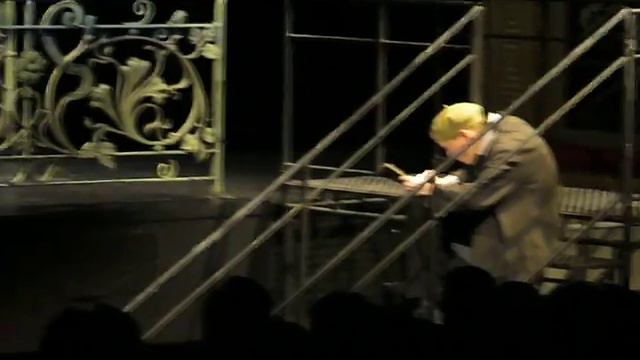 Андрей МАТЮКОВ в роли Художника Петушкова смотреть онлайн