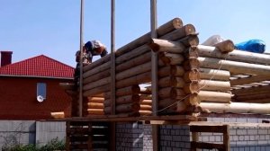 Сборка фронтонов из оцилиндрованного бревна.
