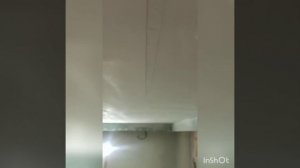 Шпаклёвка потолка с трековым светильником.