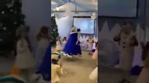 Весёлый танец Деда Мороза в садике