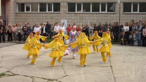 "МОИ ЦЫПЛЯТКИ" - стилизованный азербайджанский танец.