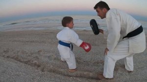 Карате в 4 года! ?Тренировка сильного удара! ? Воспитываем силу духа! ?