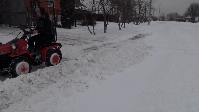Чистка снега на МТЗ-132Н смотреть онлайн