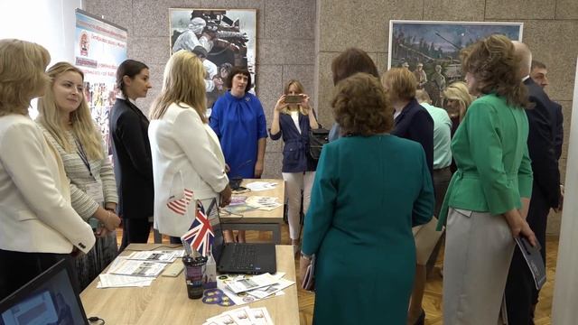 "1 сентября это настоящий праздник! Школа вне политики». Кочанова о начале нового учебного года смотреть онлайн