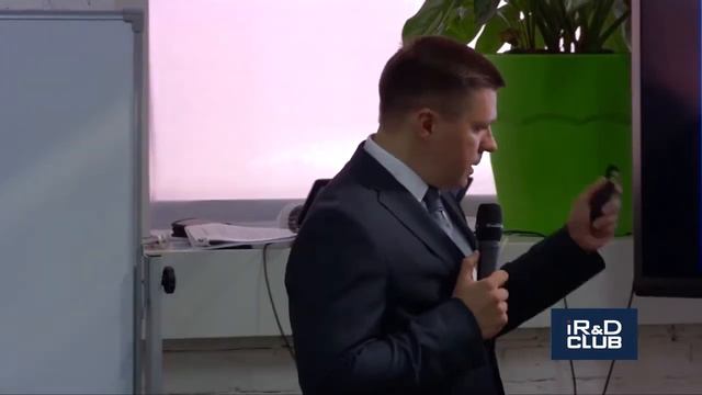 Александр Подковыров представляет общую информацию об акселераторе