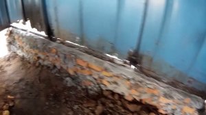 Кирпичной кладкой заложены передняя и задняя части фундамента металлического гаража