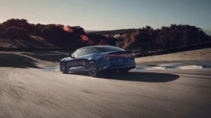Представлен новый Lucid Air Sapphire с тремя моторами и внушительной динамикой разгона. Обзор